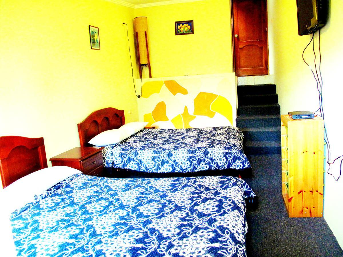 Aqua Hostal Mabel Куенка Екстер'єр фото