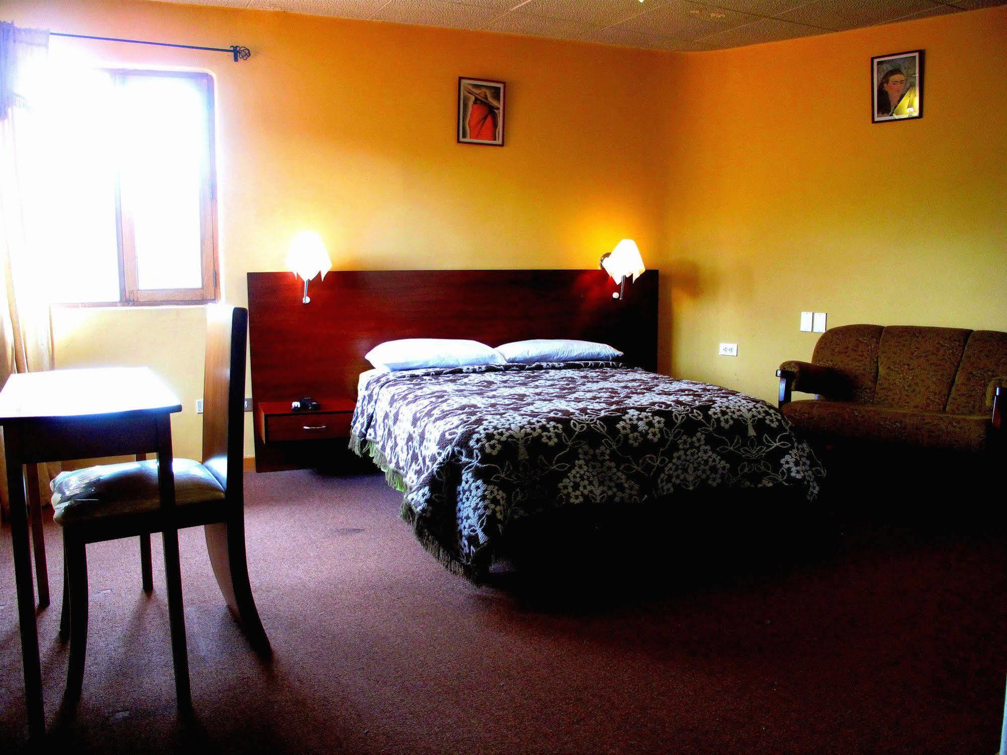 Aqua Hostal Mabel Куенка Екстер'єр фото