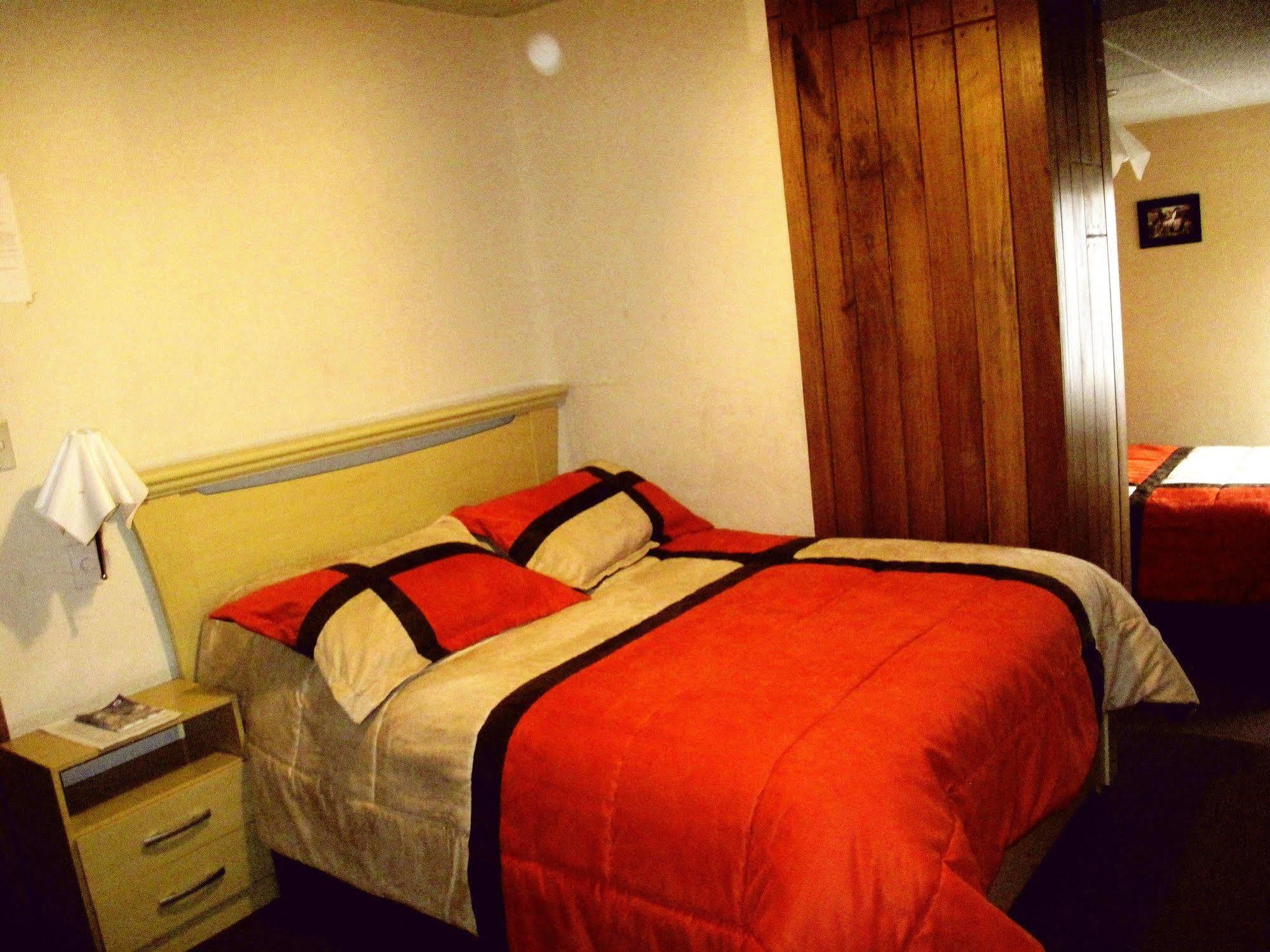 Aqua Hostal Mabel Куенка Екстер'єр фото